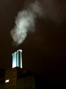 Schornsteine Heizkraftwerk nossener Brücke bei Nacht 