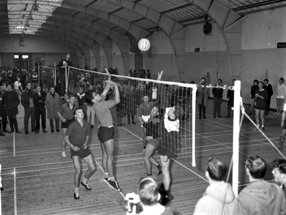 Scholierenherfsttoernooi in oude RAI-gebouw. Volleybal tussen tweede OHS en Patr, Bestanddeelnr 913-1149