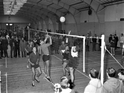 Scholierenherfsttoernooi in oude RAI-gebouw. Volleybal tussen tweede OHS en Patr, Bestanddeelnr 913-1149