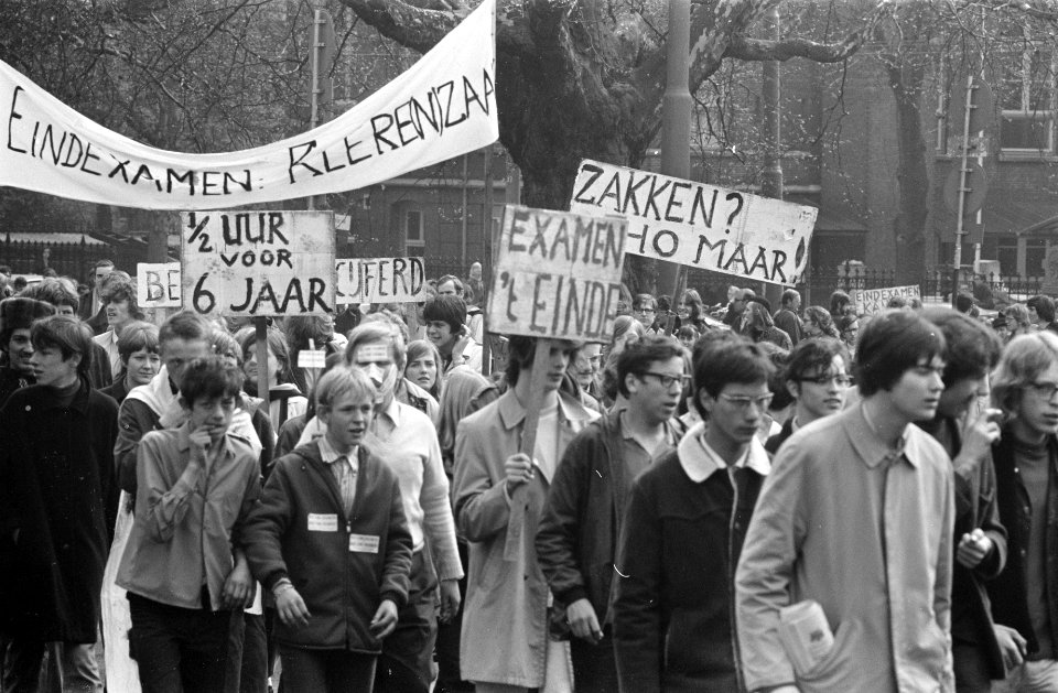 Scholieren te Amsterdam demonstreren tegen het eindexamen demonstranten met leuz, Bestanddeelnr 922-3743