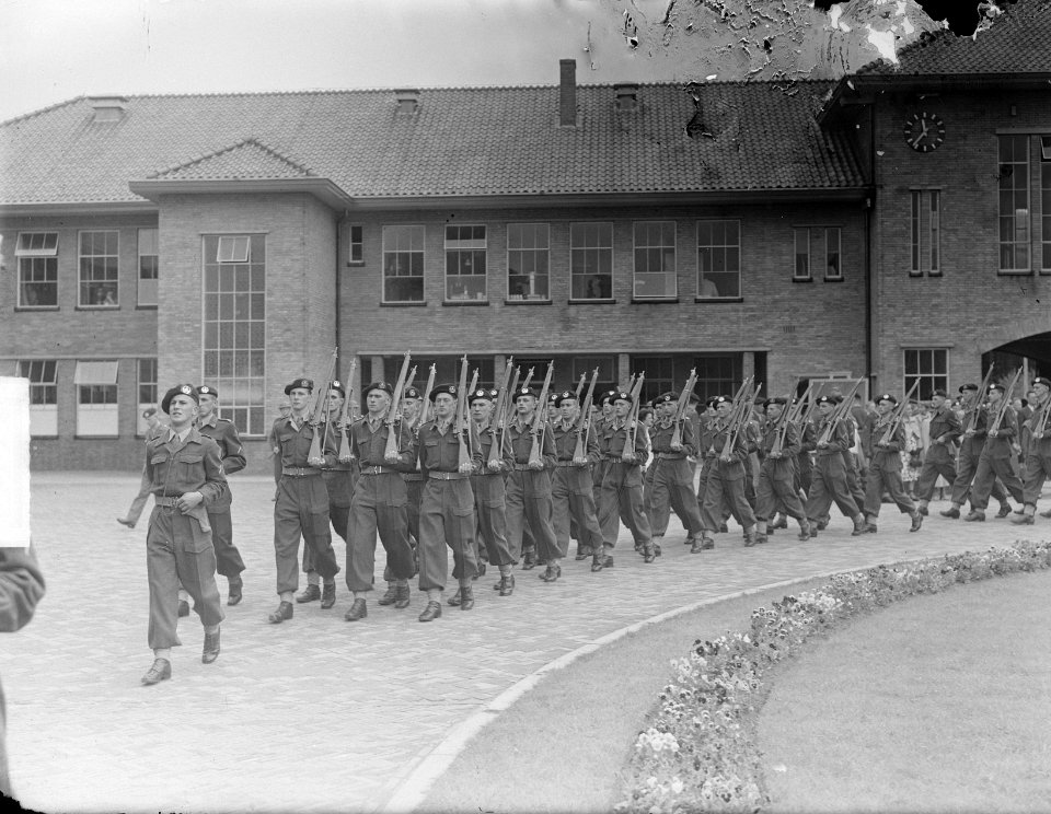 School Reserve Officieren der Infanterie te Ermelo Parade einde van de cursus, Bestanddeelnr 904-0380
