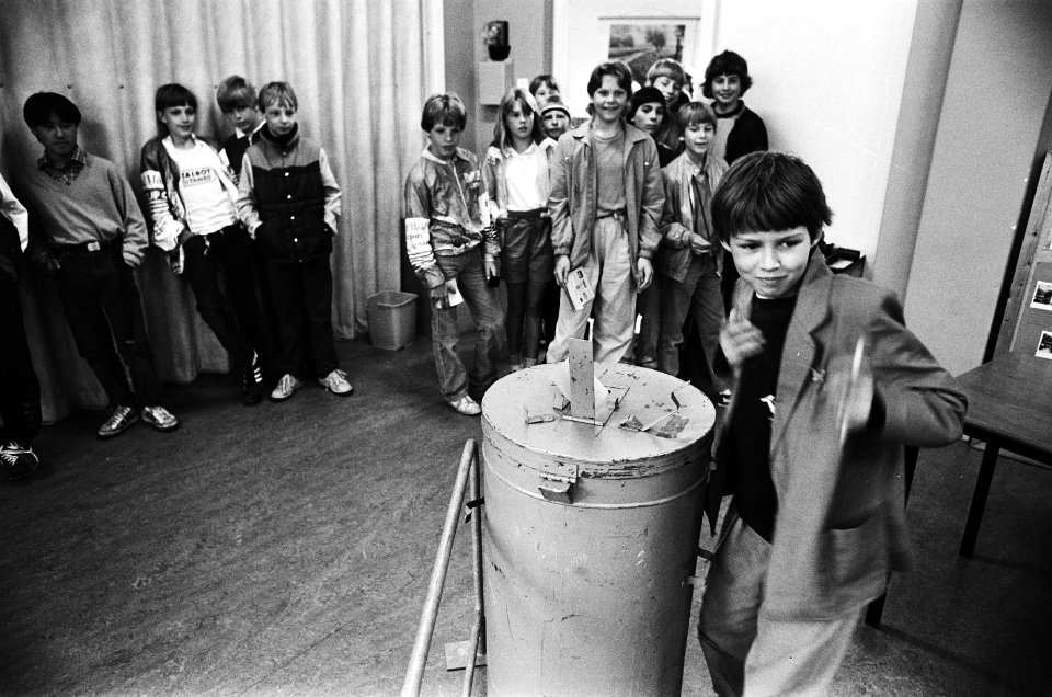 Scholieren stemmen in echt stembureau, Bestanddeelnr 932-1766