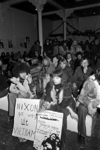 Scholieren staken uit protest tegen oorlog in Vietnam, overzicht stakende schol…, Bestanddeelnr 926-1664