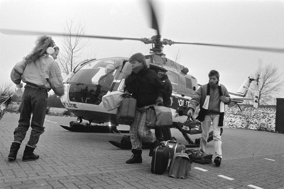 Scholieren van eiland Tiengemeten met helicopter naar school in Zuid Beijerland , Bestanddeelnr 933-8646