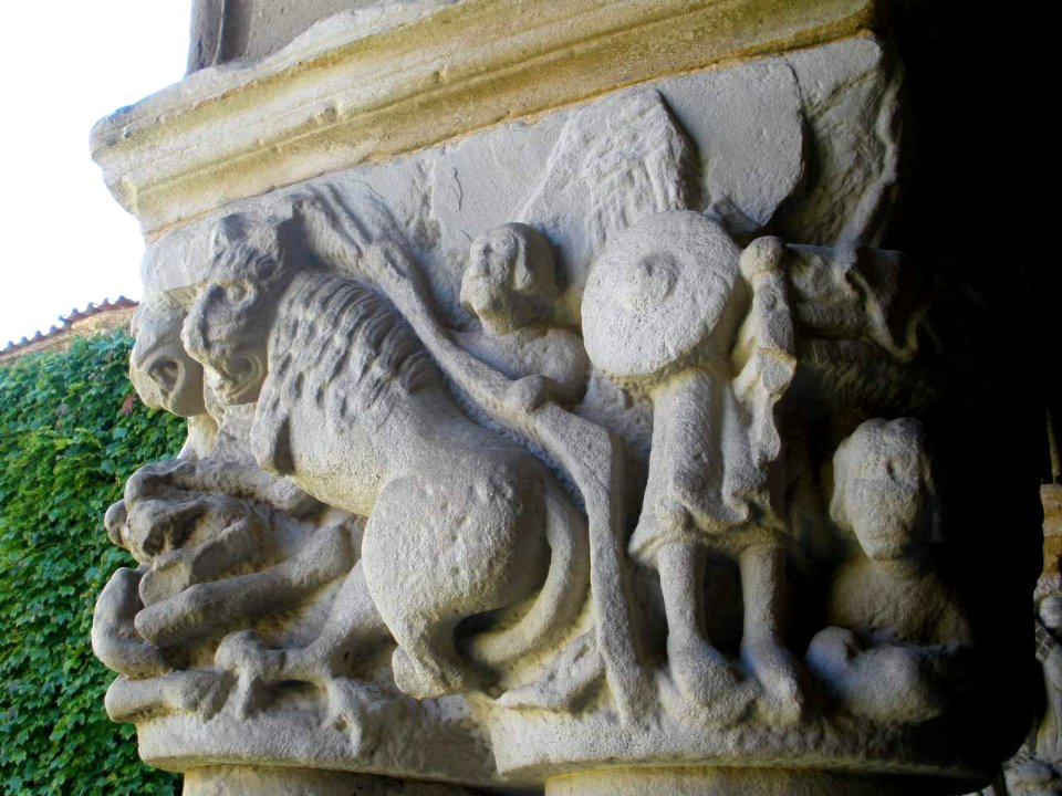 Santillana del Mar - Colegiata de Santa Juliana, claustro, capiteles 18