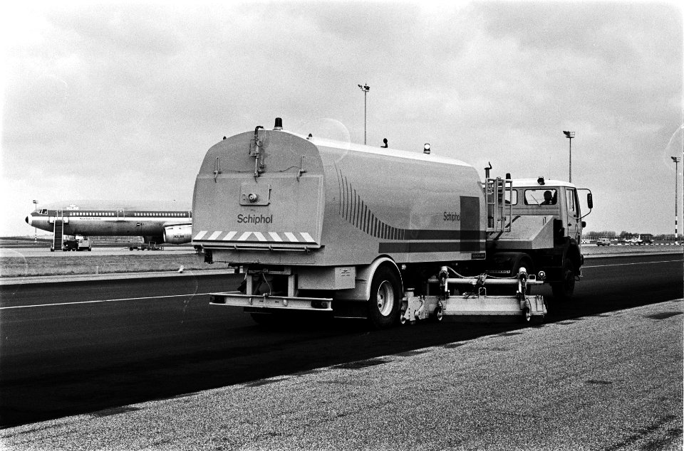 Schorling 5000 veegmachine op Schiphol, Bestanddeelnr 932-0343