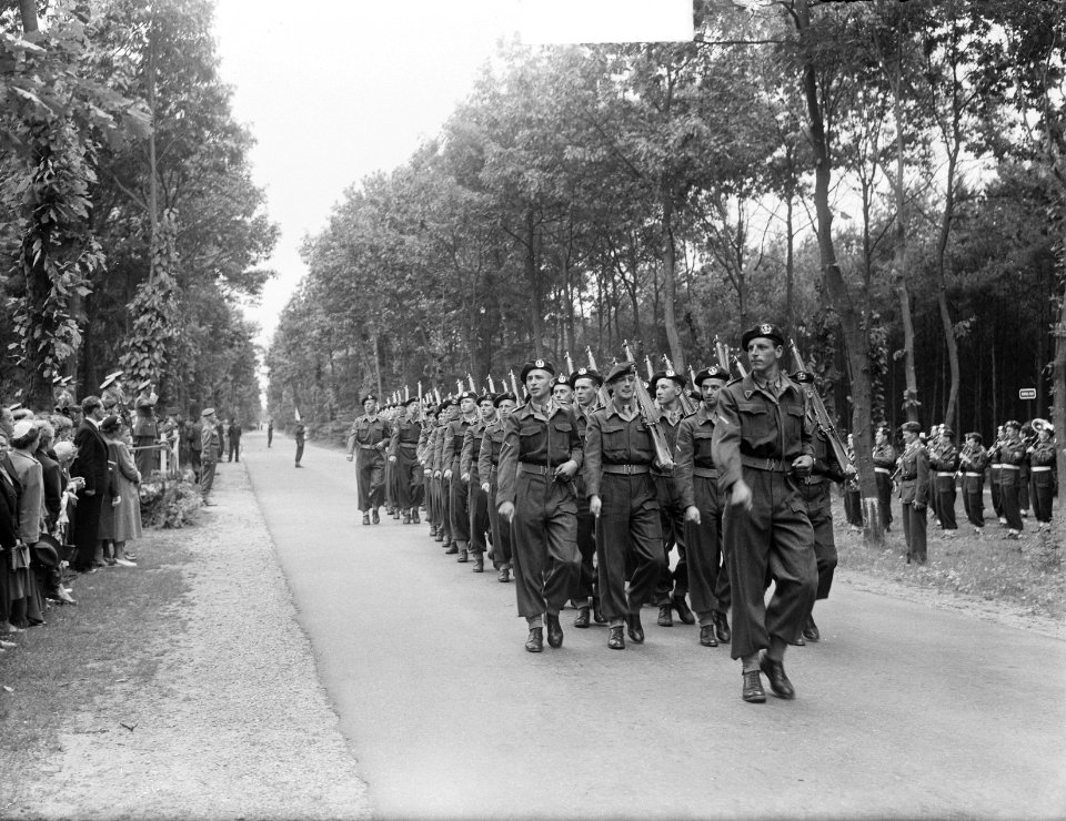 School Reserve Officieren der Infanterie te Ermelo Parade einde van de cursus, Bestanddeelnr 904-0381