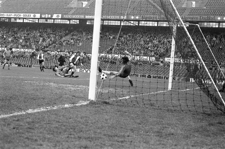 Schoenmaker scoort 1-0, keeper De Jong mist, Bestanddeelnr 926-9037