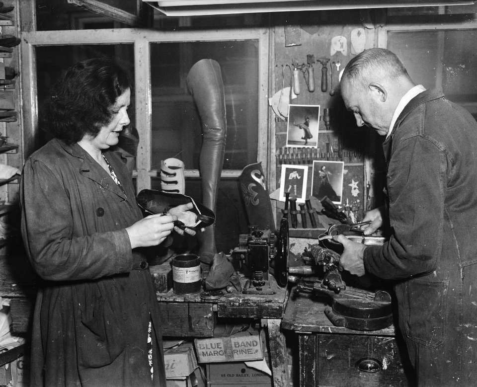 Schoenmaker en schoenmaakster aan het werk, Bestanddeelnr 902-1595