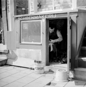 Schoenmaker in zijn werkplaats, Bestanddeelnr 254-2349