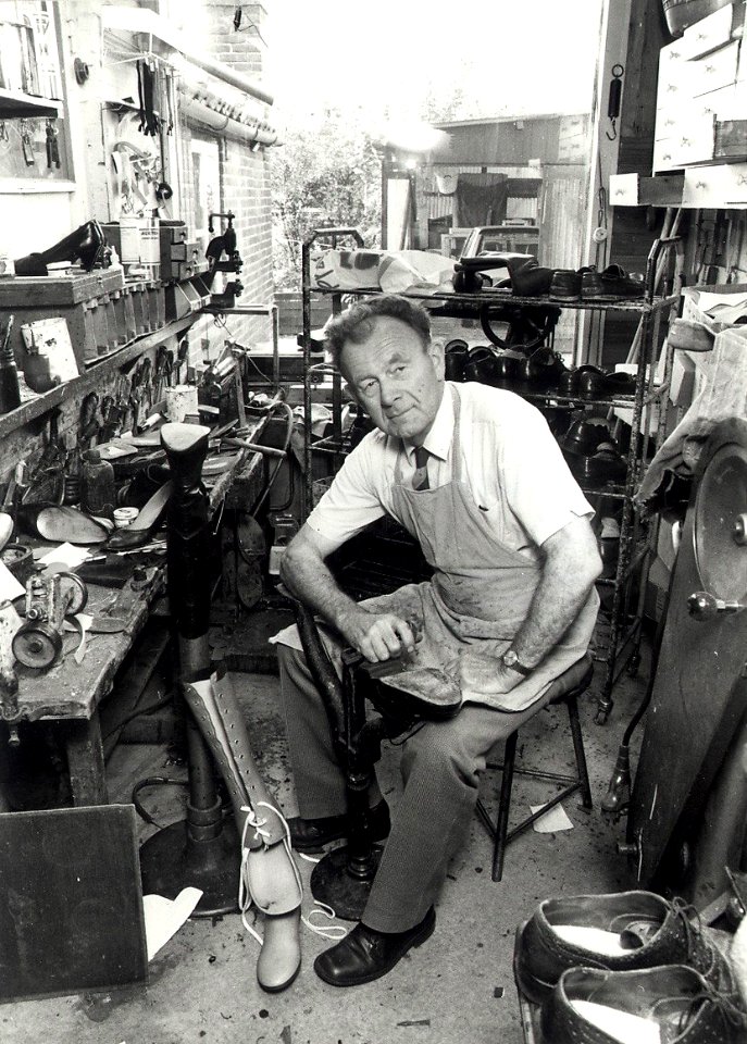Schoenmakerij firma M. Wilson en Zoon, aan de Vogelenzangseweg 286. Aangekocht in 1987 van United Photos de Boer bv. - Negatiefnummer 25659 k 19 A. - Gepubliceerd in het Haarlems Dagblad dd. 02-11-198