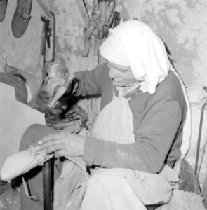 Schoenmaker aan het werk bij zijn leest, Bestanddeelnr 255-3234