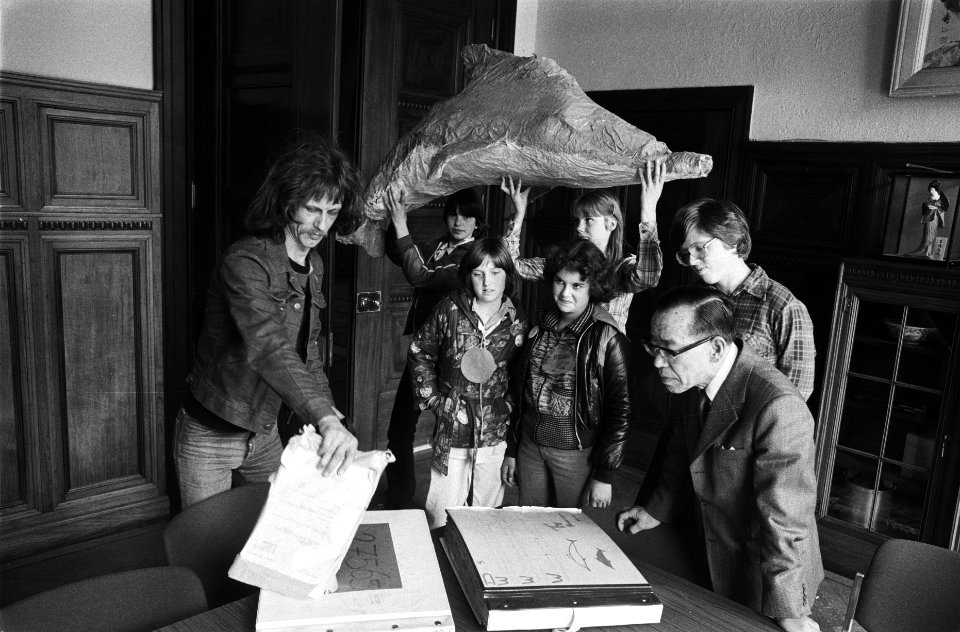 Scholieren, Amsterdamse Almereschool bieden petitie aan aan Japanse ambassadeur , Bestanddeelnr 929-6883