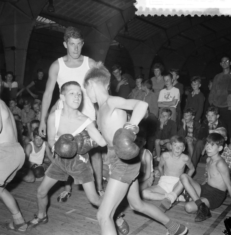 Scholieren (met vakantie) in RAI, boksen, Bestanddeelnr 911-4624
