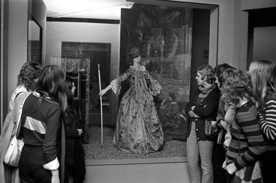 Scholieren bezoeken Pruikentijdproject in Rijksmuseum, Amsterdam, Bestanddeelnr 925-3890