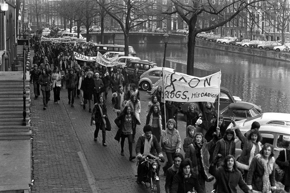 Scholieren staken in Amsterdam om te protesteren tegen oorlog in Vietnam, de dem, Bestanddeelnr 926-1649