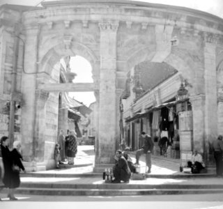 Schoenpoetsers in een poort, Bestanddeelnr 255-5306