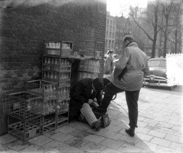 Schoenpoetser Damrak met huisje van melkflessen, Bestanddeelnr 905-3926
