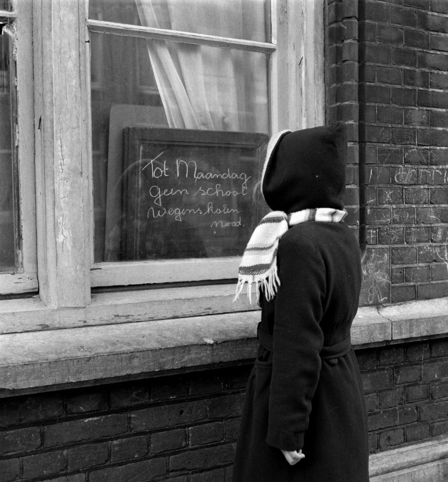 Scholen gesloten, bordje aan de deur geen kolen, Bestanddeelnr 907-6118
