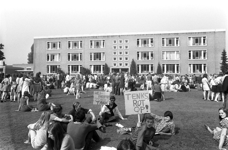Scholieren middelbare scholen Eindhoven demonstreren tegen in gebruik nemen hei , Bestanddeelnr 922-7762