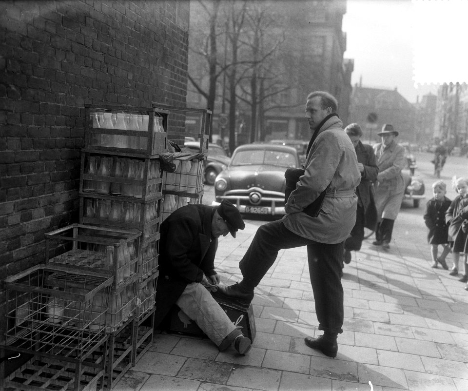 Schoenpoetser Damrak met huisje van melkflessen, Bestanddeelnr 905-3925