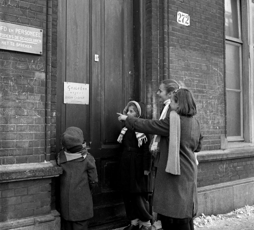 Scholen gesloten, bordje aan de deur geen kolen, Bestanddeelnr 907-6119
