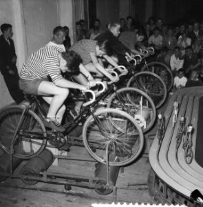 Scholieren (met vakantie) in RAI, hometrainen, Bestanddeelnr 911-4620