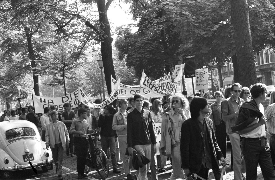 Scholieren, Den Haag , houden protestdemonstratie met spandoeken, Bestanddeelnr 922-7876