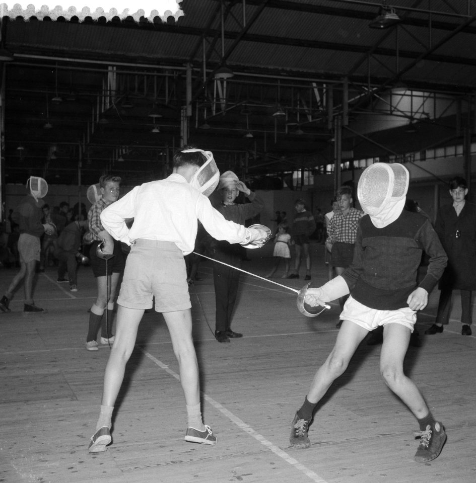 Scholieren (met vakantie) in RAI, schermen, Bestanddeelnr 911-4621