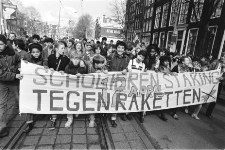 Scholieren, staking en demonstratie tegen plaatsing kruisraketten (Amsterdam) d, Bestanddeelnr 932-9314