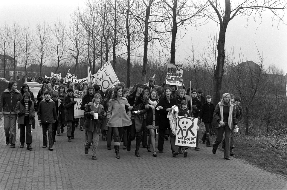 Scholieren van Christelijke Mavo te Monnickendam demonstreren uit protest tegen , Bestanddeelnr 926-1797