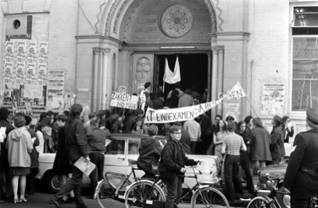 Scholieren te Amsterdam demonstreren tegen het eindexamen demonstranten met leuz, Bestanddeelnr 922-3748