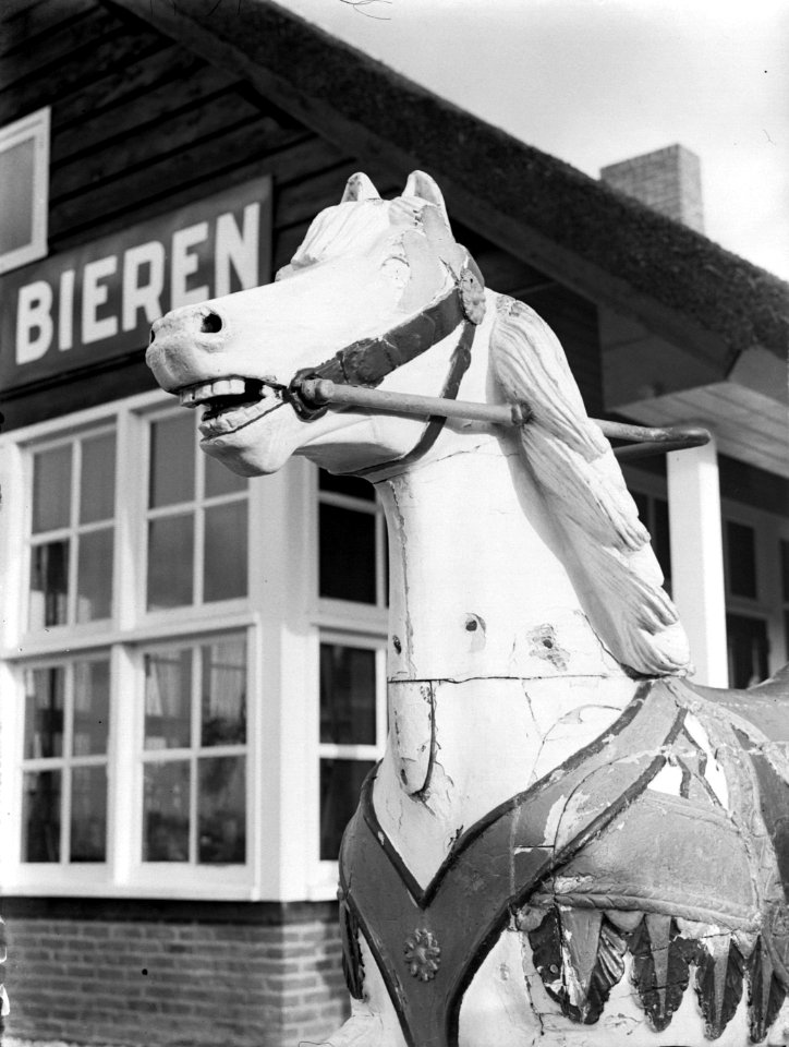 Schommelpaard bij een café, Bestanddeelnr 189-0881