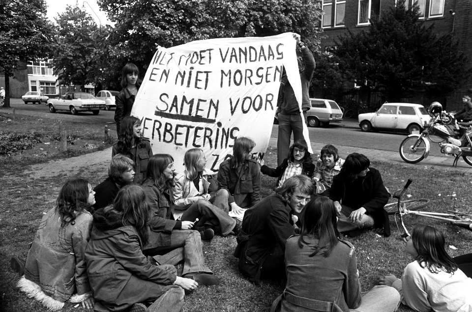 Scholierenstaking in Leiden vanwege het ontslag van een leraar scholieren zitte, Bestanddeelnr 927-9393
