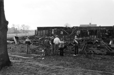 Scholengemeenschap in Apeldoorn afgebrand leerlingen kijken naar resten van hun, Bestanddeelnr 929-5219