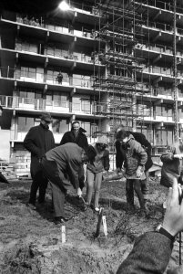 Scholieren planten bomen in Bijlmermeer. Wethouder Koets helpt een handje, Bestanddeelnr 921-2230
