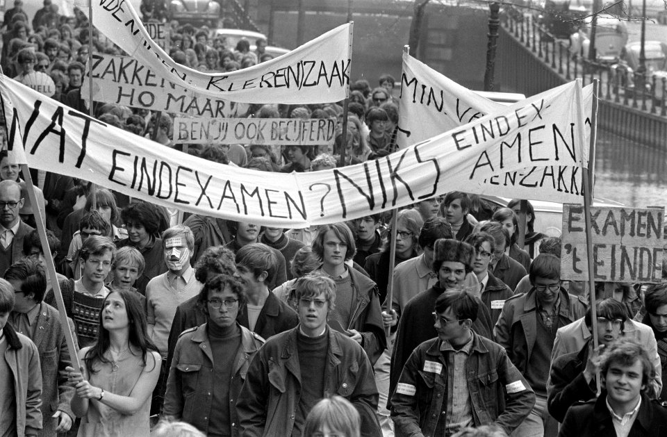 Scholieren te Amsterdam demonstreren tegen het eindexamen demonstranten met leuz, Bestanddeelnr 922-3740