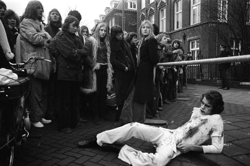 Scholieren staken in Amsterdam om te protesteren tegen oorlog in Vietnam, demons, Bestanddeelnr 926-1652