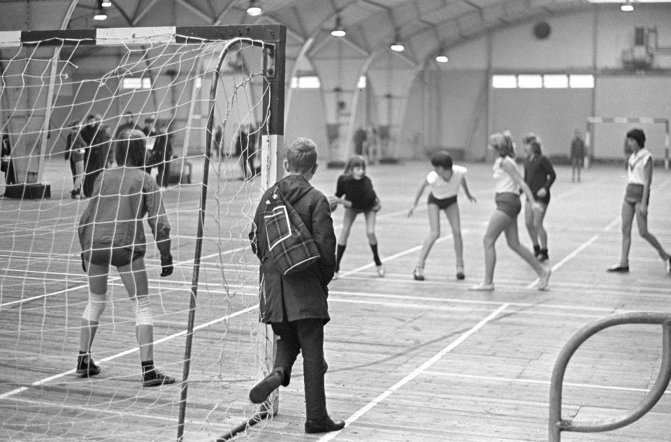 Scholieren sporttoernooi in oude RAI, het meisjes zaalhandbal, Bestanddeelnr 917-2734