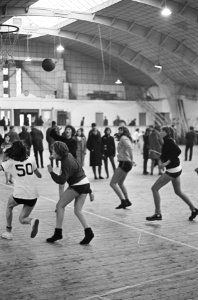 Scholieren sporttoernooi in oude RAI, overzicht basketbalwedstrijden, Bestanddeelnr 917-2736