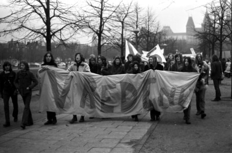 Scholieren staken in Amsterdam om te protesteren tegen oorlog in Vietnam, demons, Bestanddeelnr 926-1647