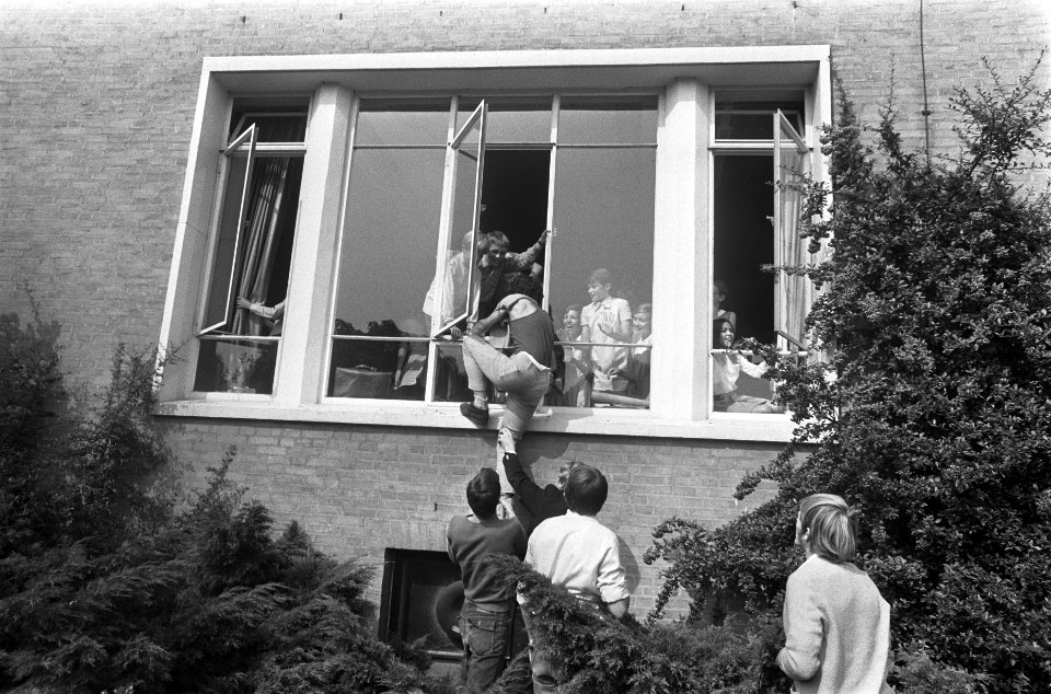 Scholieren middelbare scholen Eindhoven demonstreren tegen in gebruik nemen hei , Bestanddeelnr 922-7746