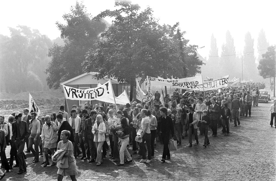 Scholieren middelbare scholen Eindhoven demonstreren tegen in gebruik nemen hei , Bestanddeelnr 922-7759
