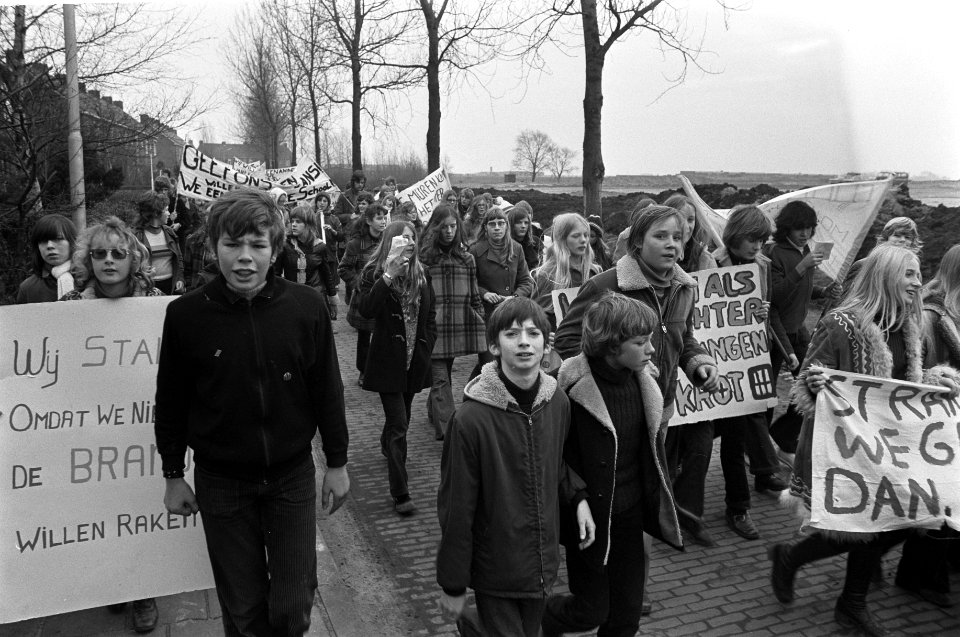 Scholieren van Christelijke Mavo te Monnickendam demonstreren uit protest tegen , Bestanddeelnr 926-1800
