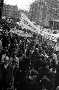 Scholieren te Amsterdam demonstreren tegen het eindexamen demonstranten met leuz, Bestanddeelnr 922-3747