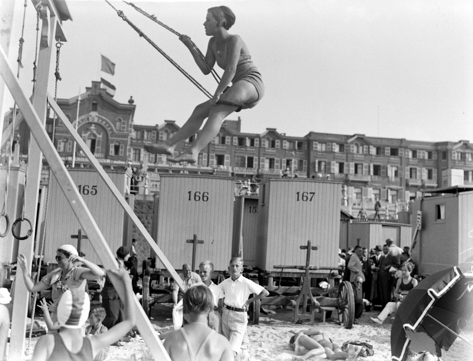 Schommelen op het strand in Scheveningen voor het Palace Hotel. Op de achtergron, Bestanddeelnr 189-0748
