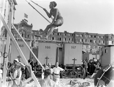 Schommelen op het strand in Scheveningen voor het Palace Hotel. Op de achtergron, Bestanddeelnr 189-0748