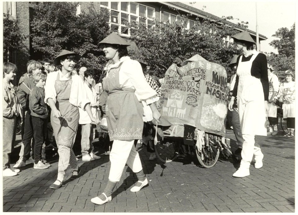 Scholieren van het Marnix-college op de Planetenlaan. NL-HlmNHA 54025995