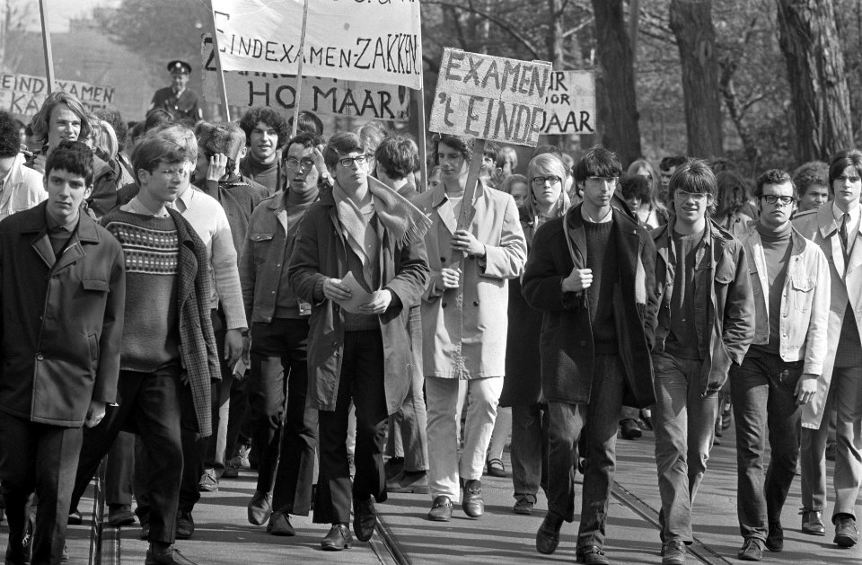 Scholieren te Amsterdam demonstreren tegen het eindexamen demonstranten met leuz, Bestanddeelnr 922-3741
