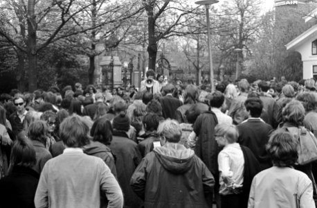 Scholieren te Amsterdam demonstreren tegen het eindexamen demonstranten met leuz, Bestanddeelnr 922-3750